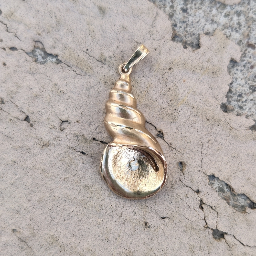 14K Yellow Conch Shell Pendant